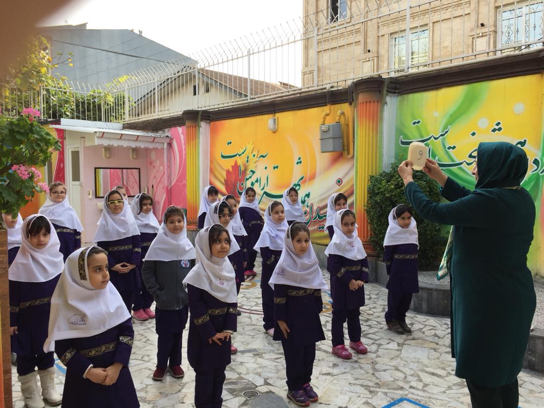 تدرس درس فارسی کلاس اول «الف» در حیاط مدرسه